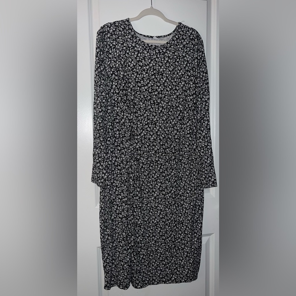 Old Navy Black and White Long Sleeve Sheath Dress